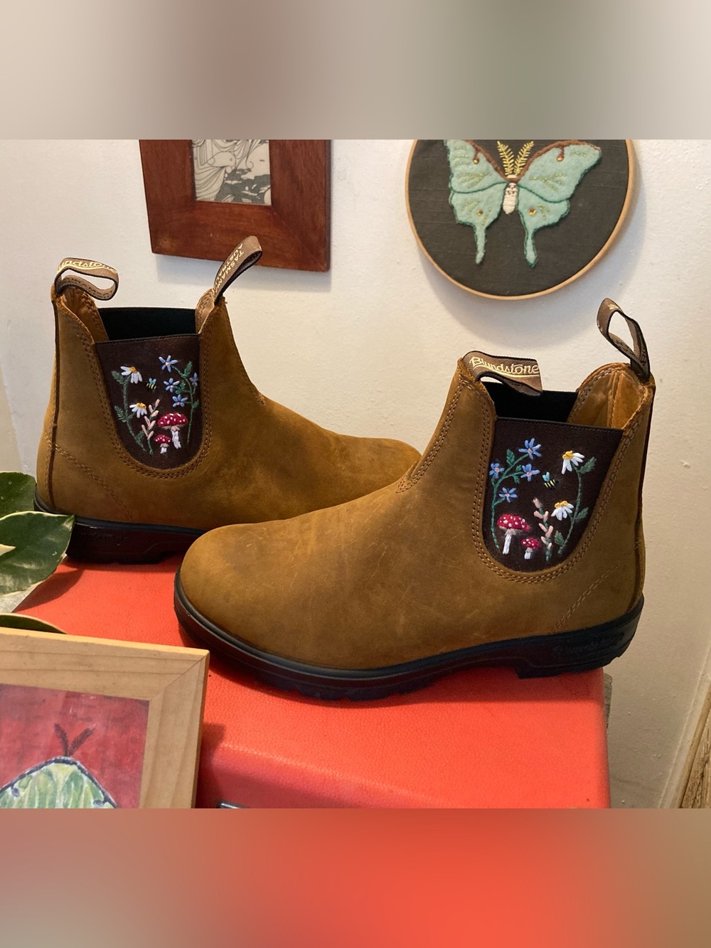 OOAK!! Embroidered Blundstone Boots Brown Leather women’s US size 9 EUC! - Picture 2 of 7